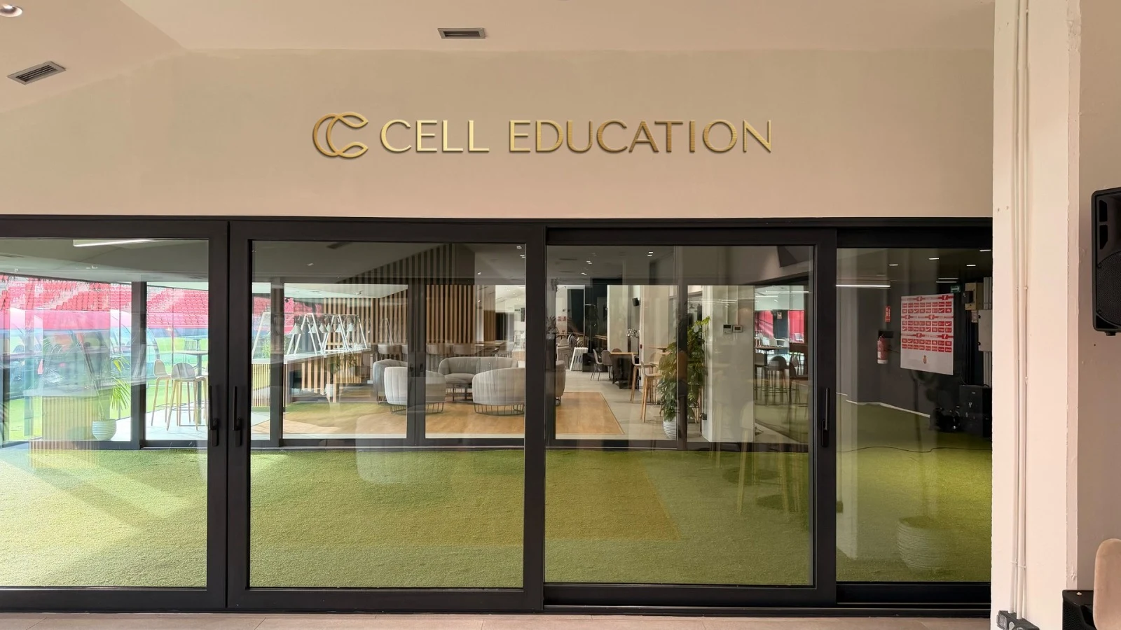 Eingang der Cell Education Lounge